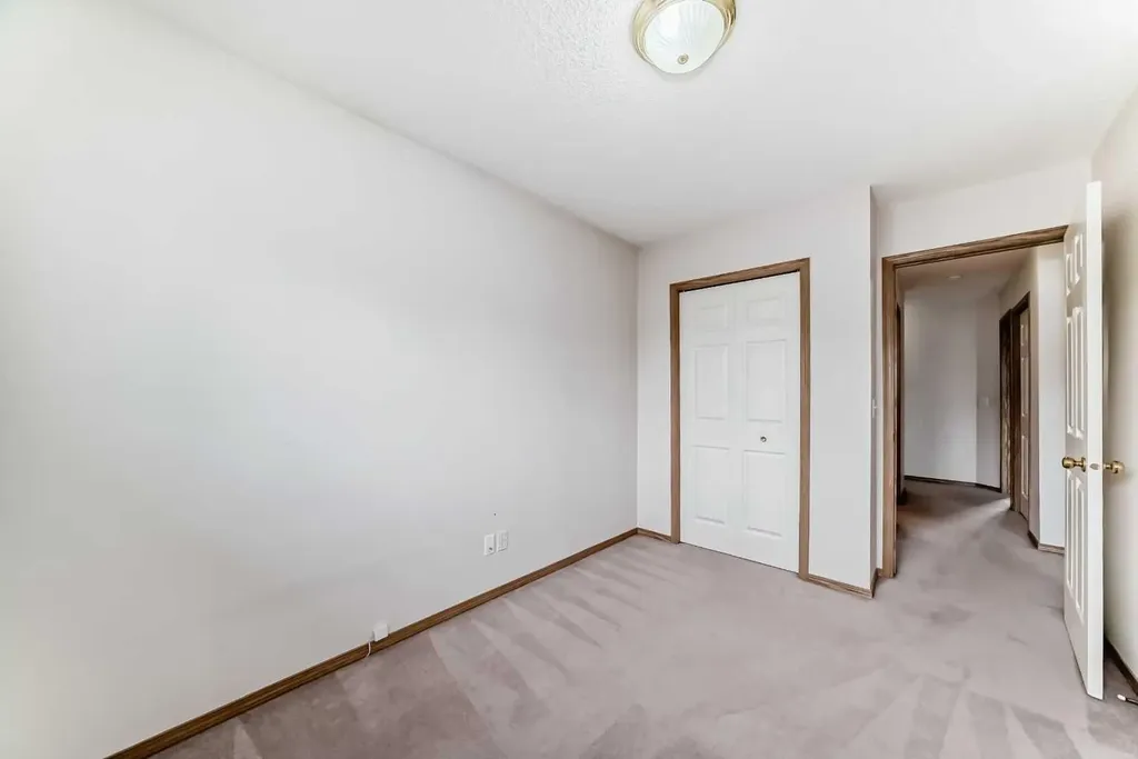 152 Country Hills Villas NW Calgary AB T3K 4S8