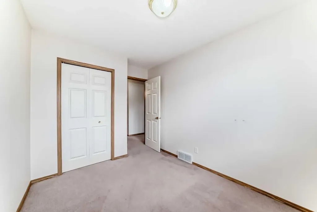 152 Country Hills Villas NW Calgary AB T3K 4S8