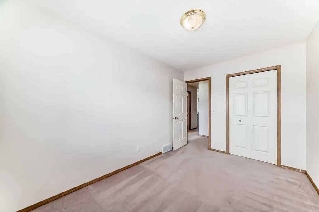 152 Country Hills Villas NW Calgary AB T3K 4S8