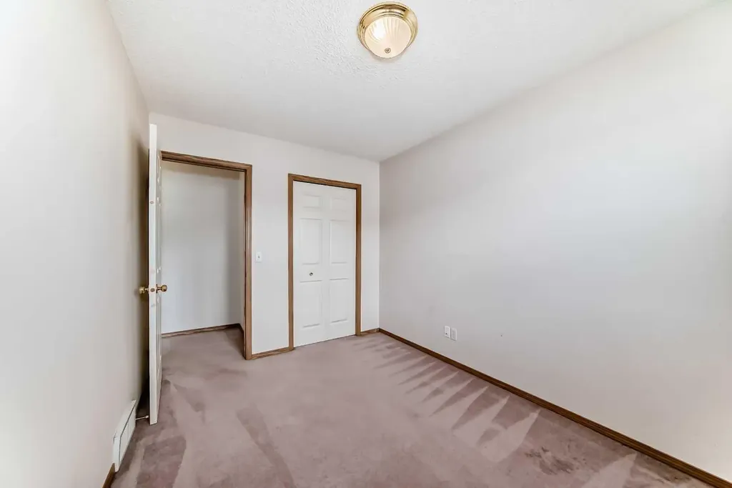 152 Country Hills Villas NW Calgary AB T3K 4S8