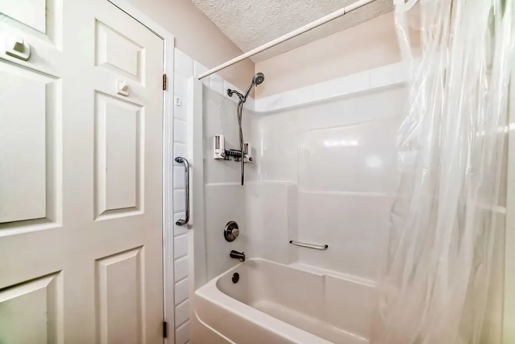 152 Country Hills Villas NW Calgary AB T3K 4S8
