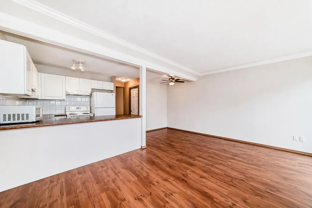152 Country Hills Villas NW Calgary AB T3K 4S8
