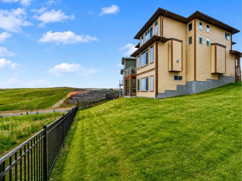 30 Evansborough View NW Calgary AB T3P 0R2