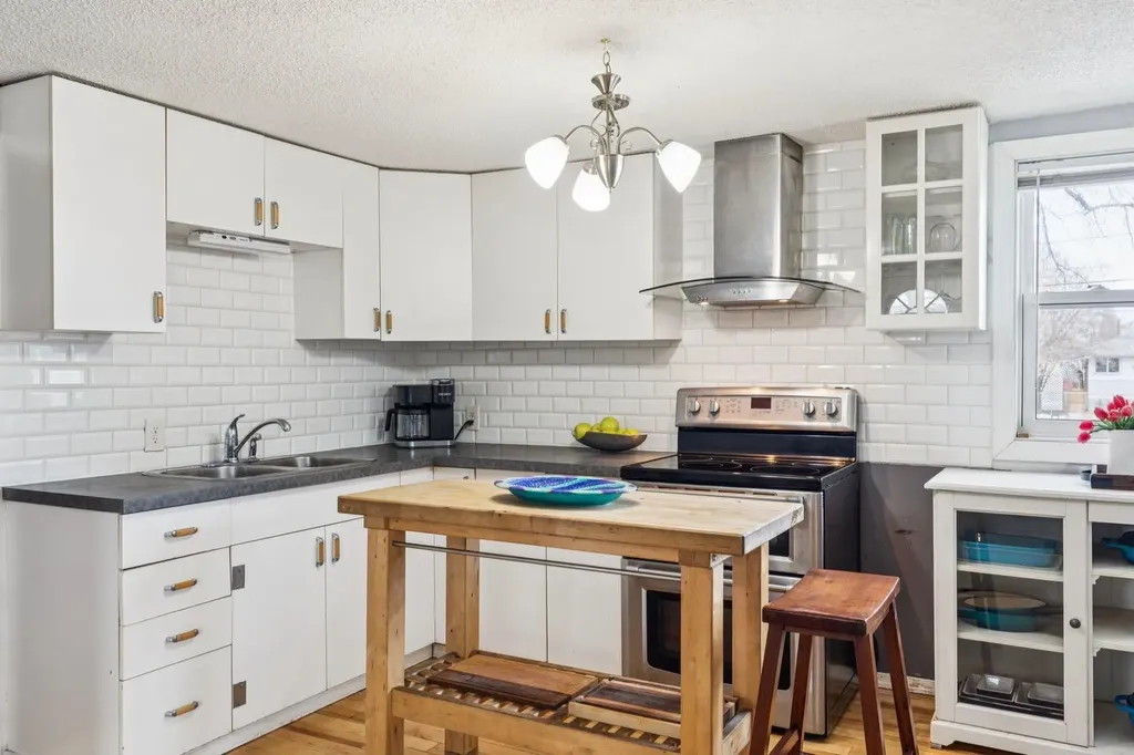 7417 24 Street SE Calgary AB T2C 0Y7