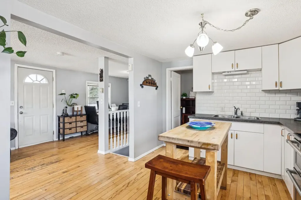 7417 24 Street SE Calgary AB T2C 0Y7