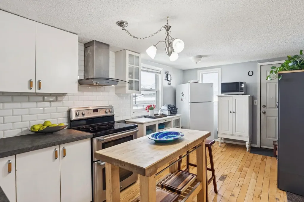 7417 24 Street SE Calgary AB T2C 0Y7