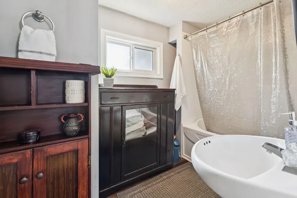 7417 24 Street SE Calgary AB T2C 0Y7