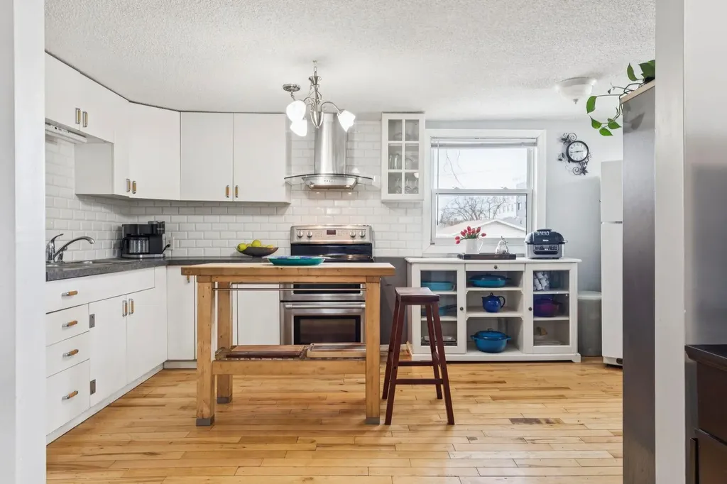 7417 24 Street SE Calgary AB T2C 0Y7