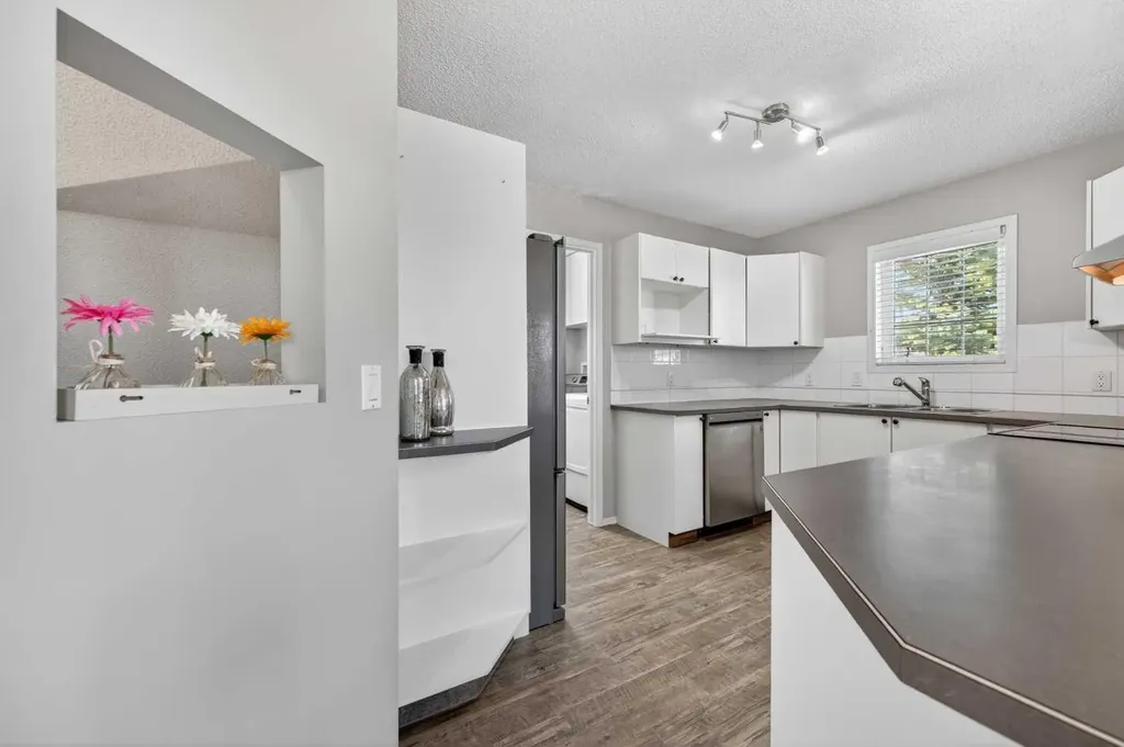 7171 Coach Hill Road SW Calgary AB T3H 3R7