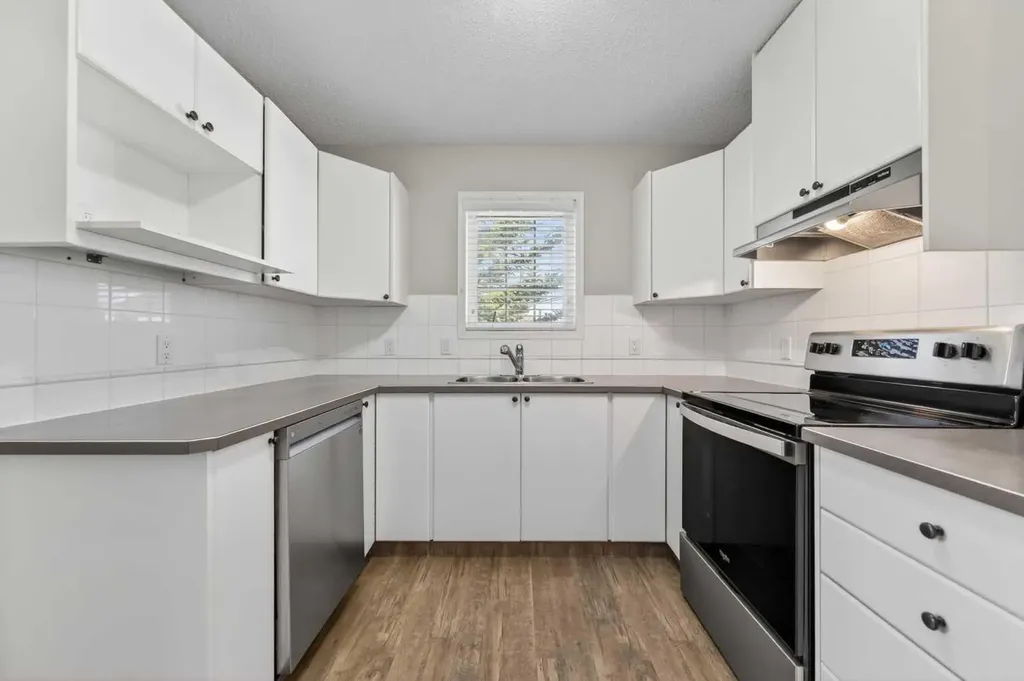 7171 Coach Hill Road SW Calgary AB T3H 3R7