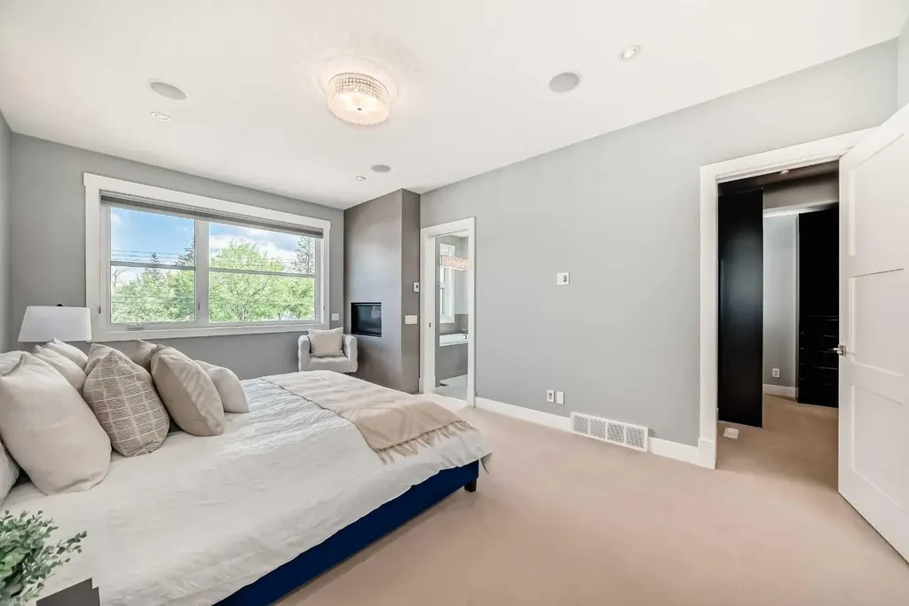 1518 19 Avenue NW Calgary AB T2M 1A8