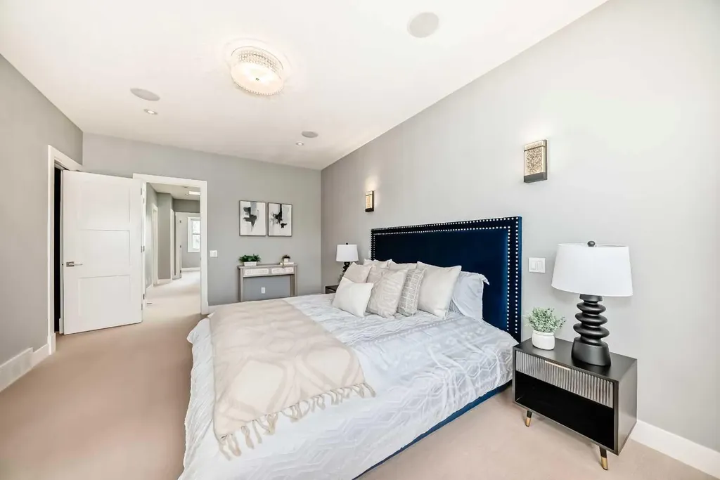 1518 19 Avenue NW Calgary AB T2M 1A8