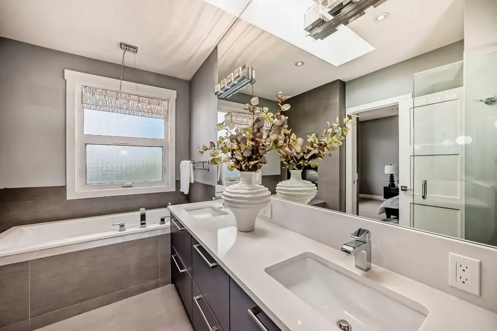 1518 19 Avenue NW Calgary AB T2M 1A8