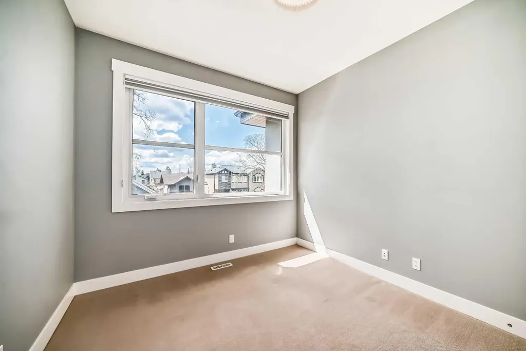 1518 19 Avenue NW Calgary AB T2M 1A8