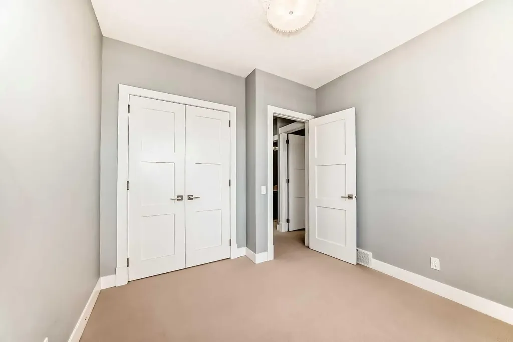 1518 19 Avenue NW Calgary AB T2M 1A8