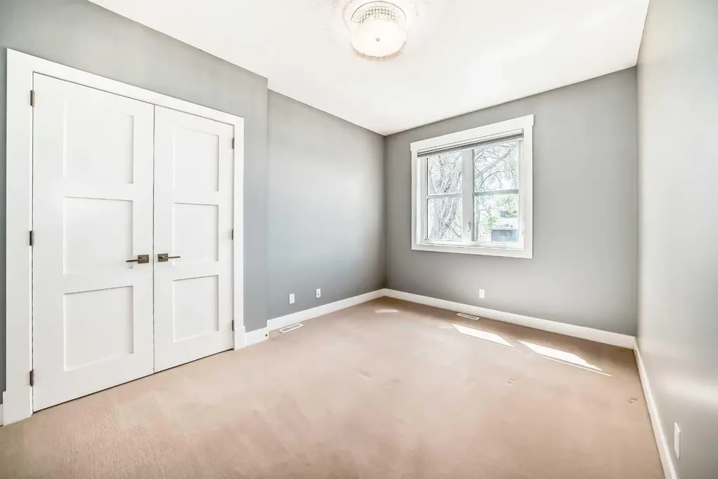 1518 19 Avenue NW Calgary AB T2M 1A8
