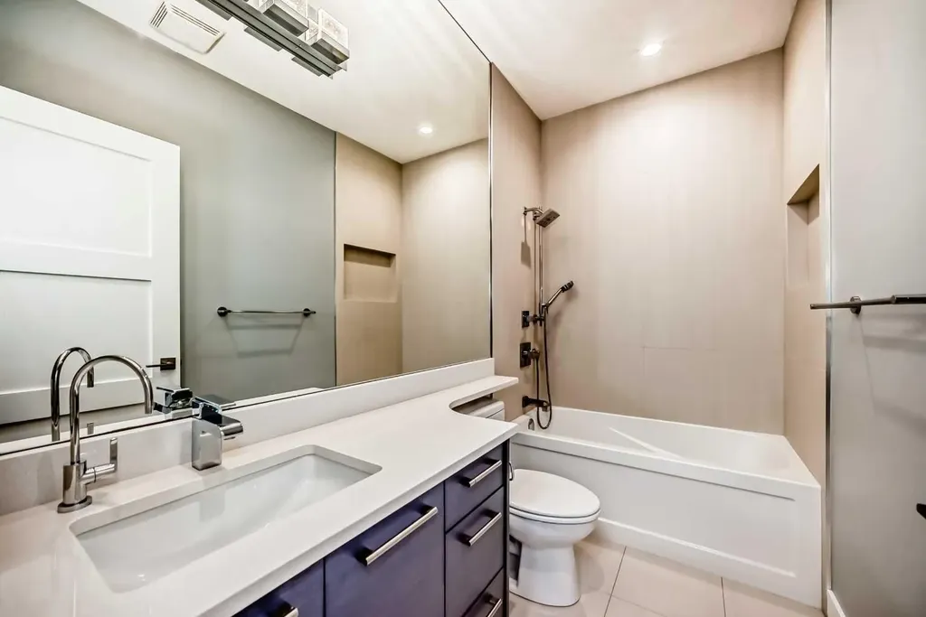 1518 19 Avenue NW Calgary AB T2M 1A8