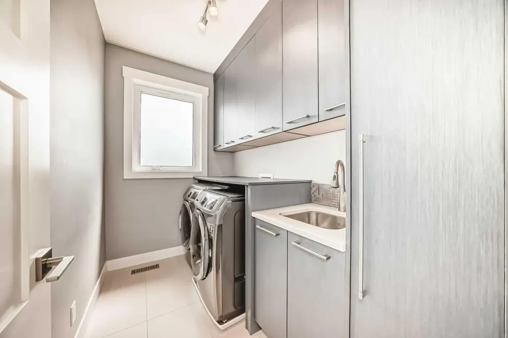 1518 19 Avenue NW Calgary AB T2M 1A8