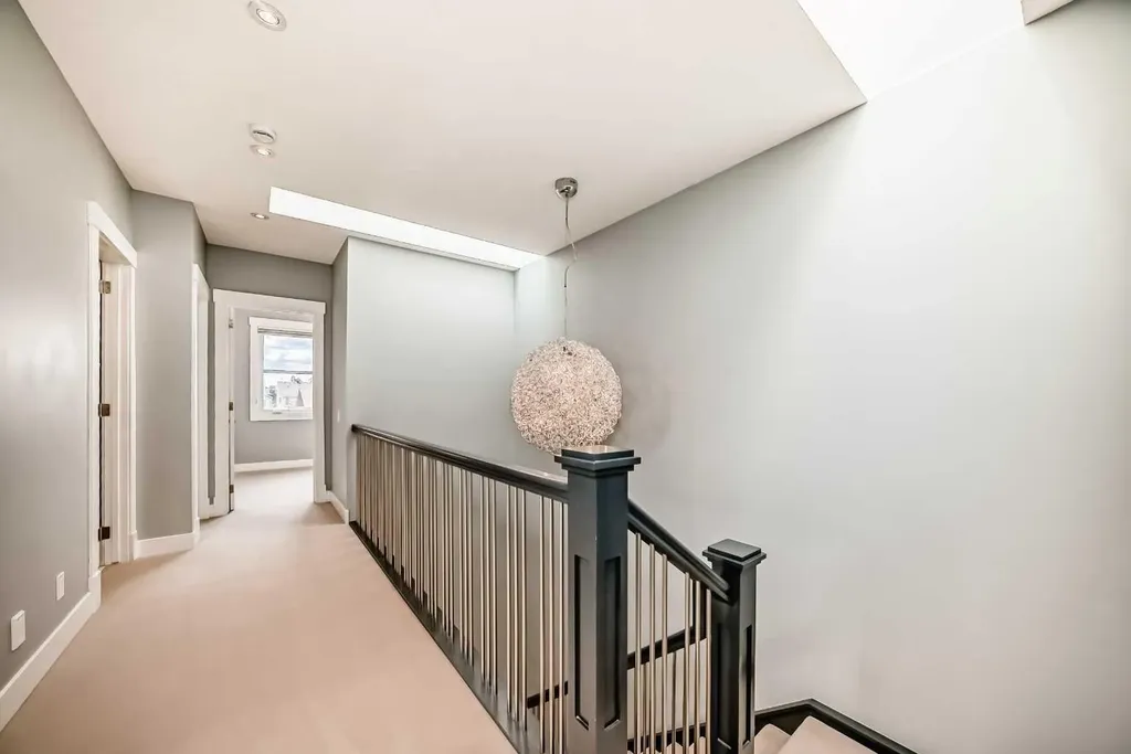 1518 19 Avenue NW Calgary AB T2M 1A8