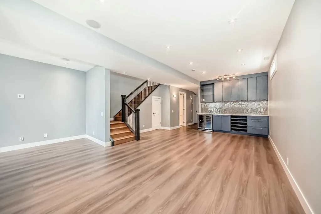 1518 19 Avenue NW Calgary AB T2M 1A8
