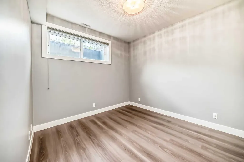 1518 19 Avenue NW Calgary AB T2M 1A8