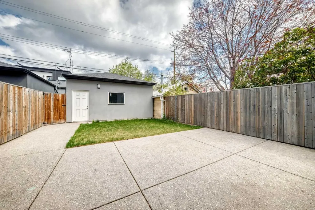 1518 19 Avenue NW Calgary AB T2M 1A8