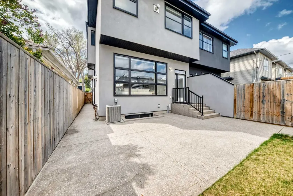 1518 19 Avenue NW Calgary AB T2M 1A8