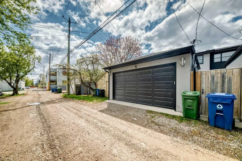 1518 19 Avenue NW Calgary AB T2M 1A8