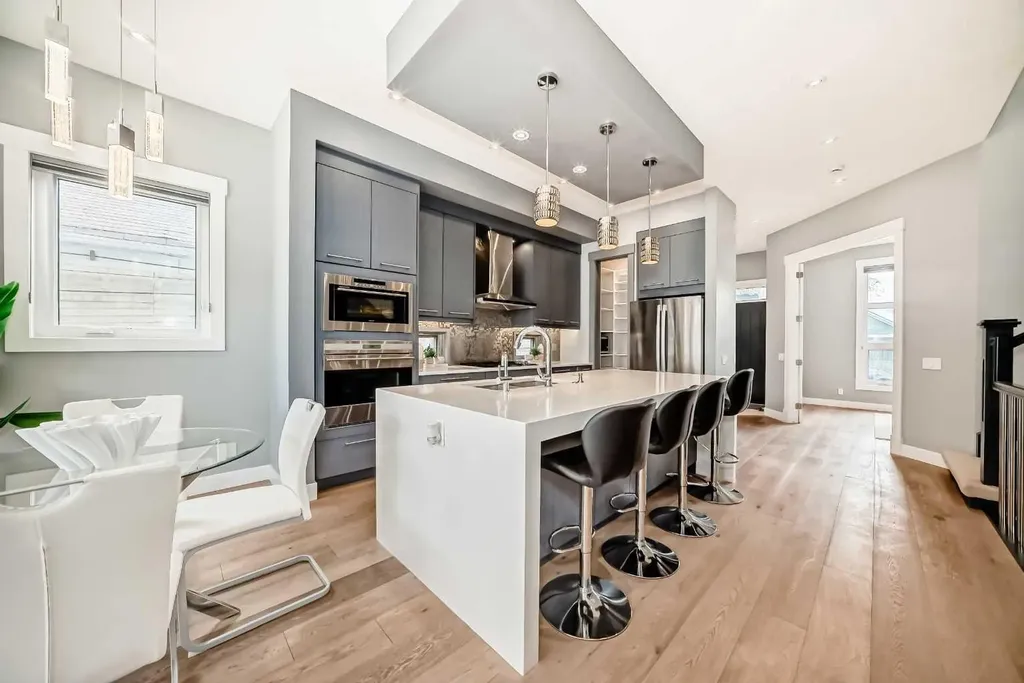 1518 19 Avenue NW Calgary AB T2M 1A8