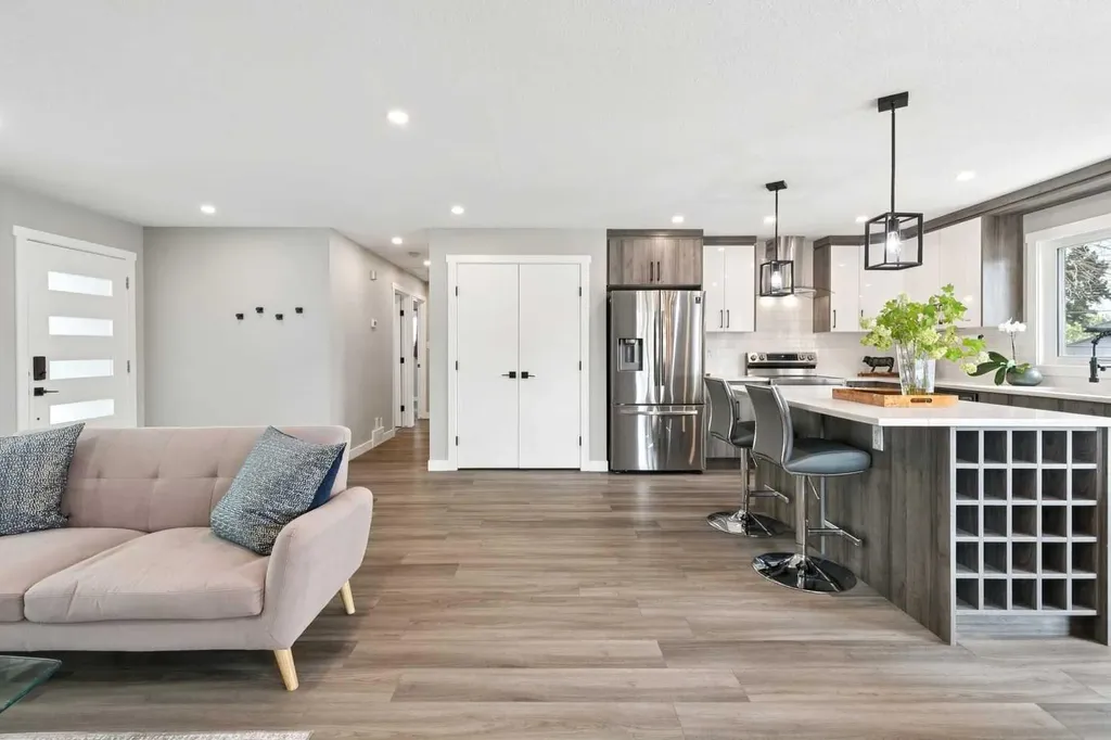 7116 Hunterwood Road NW Calgary AB T2K 4J6