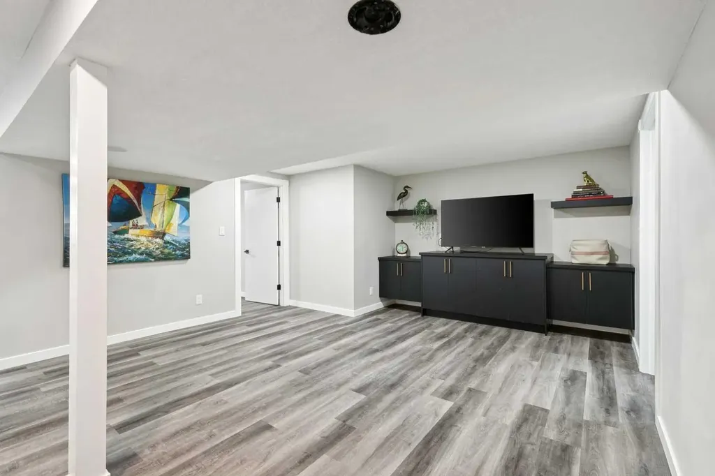7116 Hunterwood Road NW Calgary AB T2K 4J6