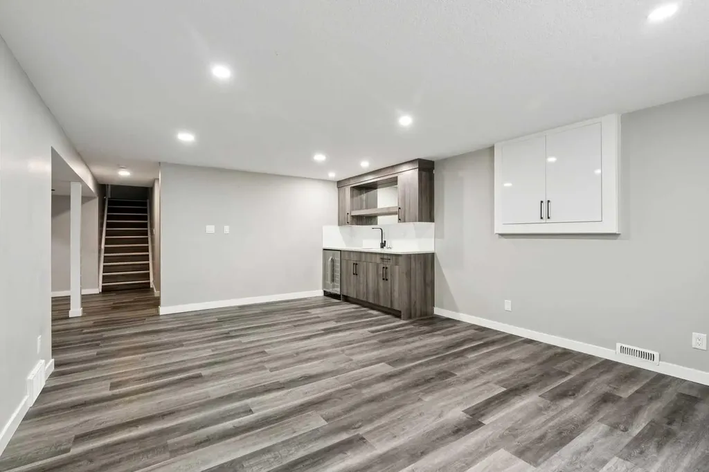 7116 Hunterwood Road NW Calgary AB T2K 4J6