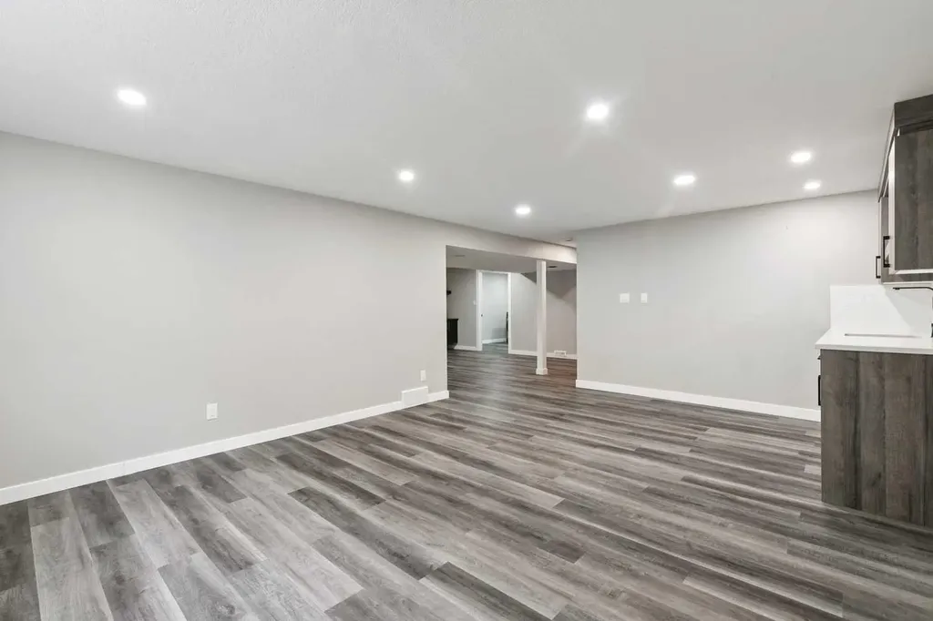 7116 Hunterwood Road NW Calgary AB T2K 4J6