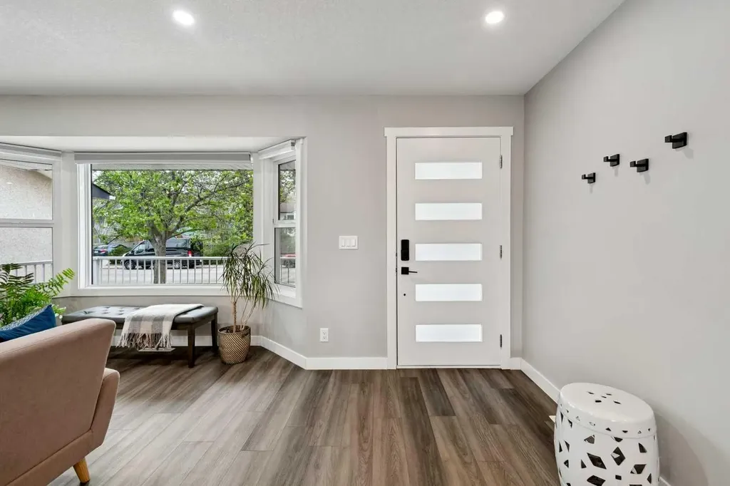 7116 Hunterwood Road NW Calgary AB T2K 4J6