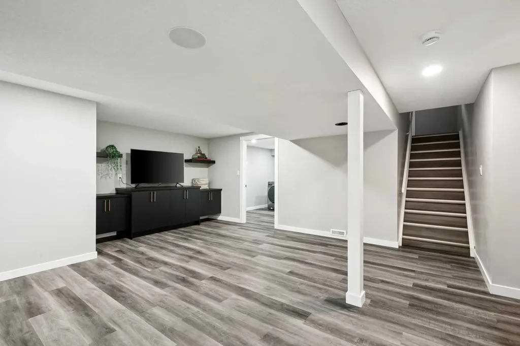 7116 Hunterwood Road NW Calgary AB T2K 4J6
