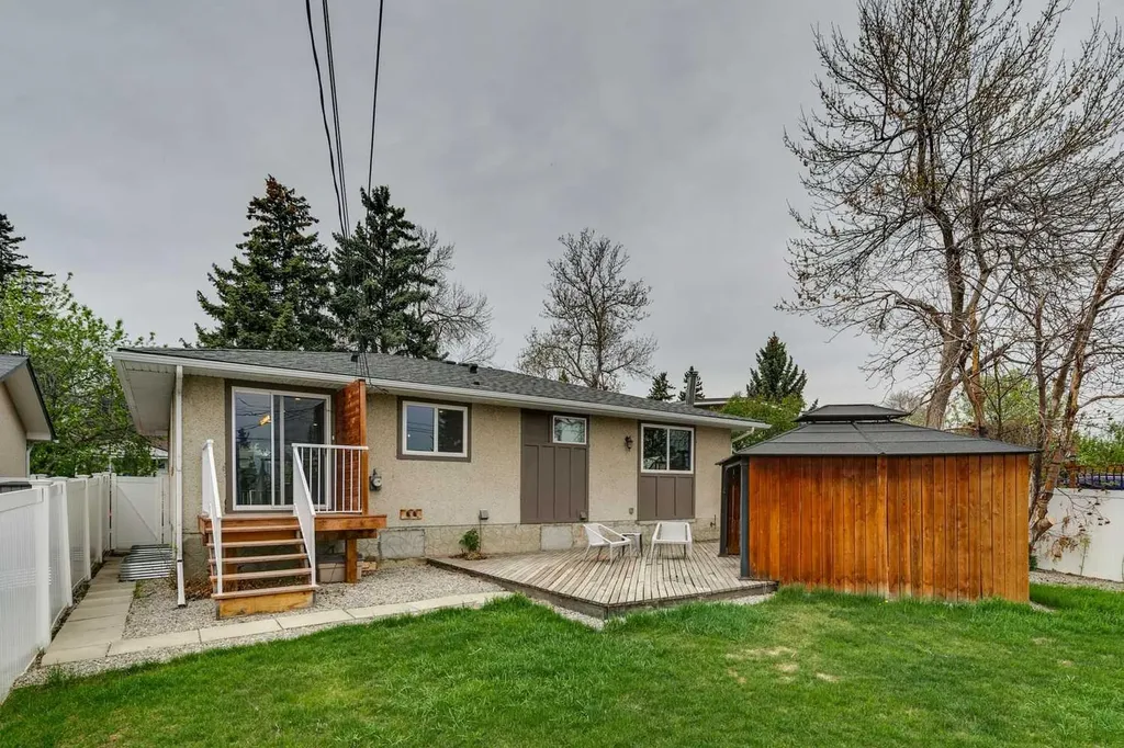 7116 Hunterwood Road NW Calgary AB T2K 4J6