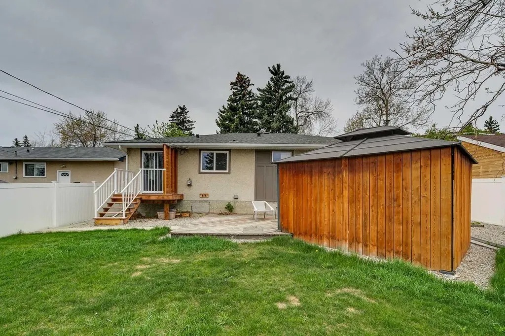 7116 Hunterwood Road NW Calgary AB T2K 4J6