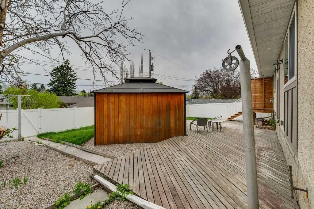 7116 Hunterwood Road NW Calgary AB T2K 4J6