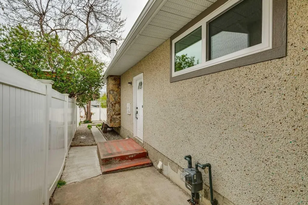 7116 Hunterwood Road NW Calgary AB T2K 4J6