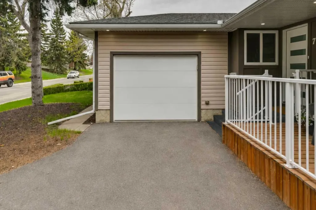 7116 Hunterwood Road NW Calgary AB T2K 4J6