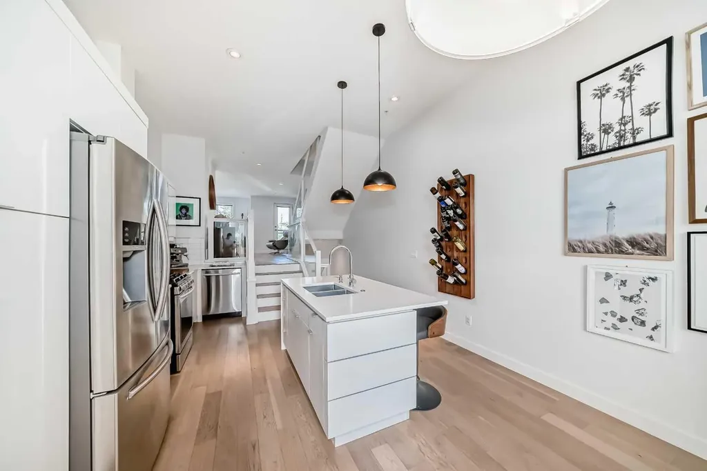 15 Rosscarrock Gate SW Calgary AB T3C 1E6