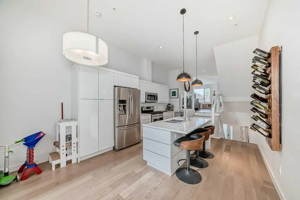 15 Rosscarrock Gate SW Calgary AB T3C 1E6