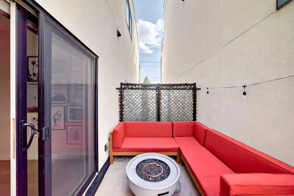 15 Rosscarrock Gate SW Calgary AB T3C 1E6