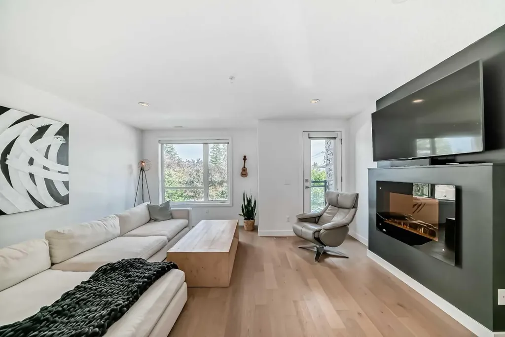 15 Rosscarrock Gate SW Calgary AB T3C 1E6