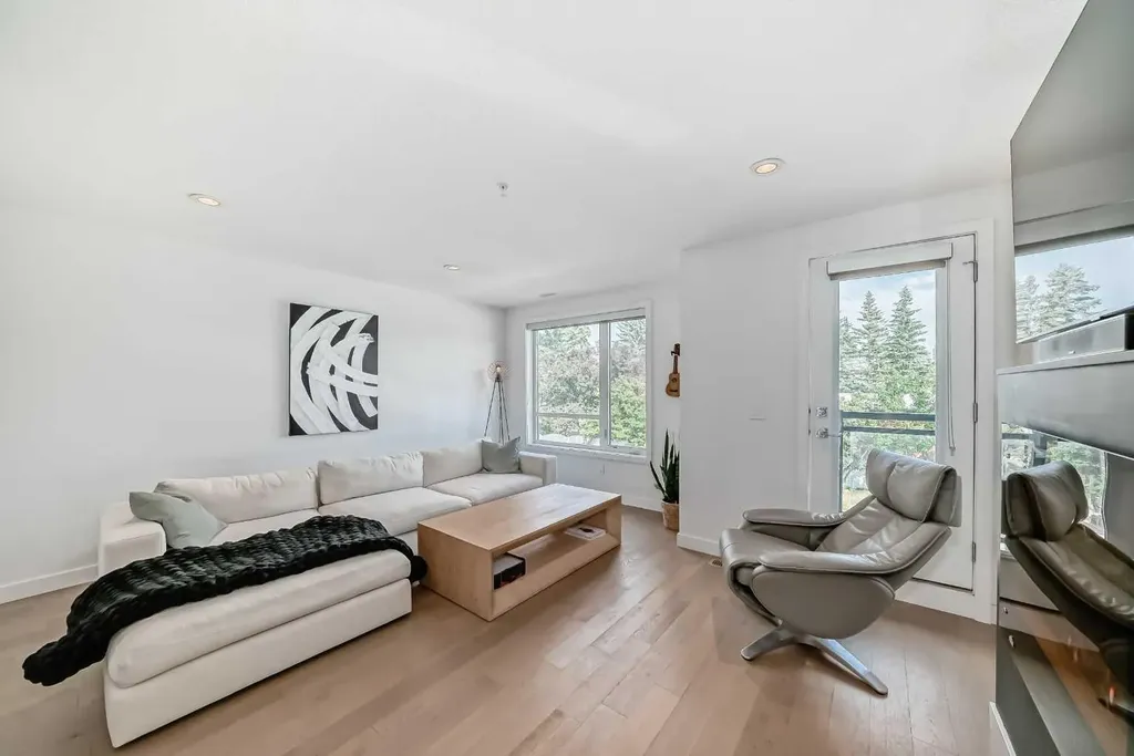 15 Rosscarrock Gate SW Calgary AB T3C 1E6