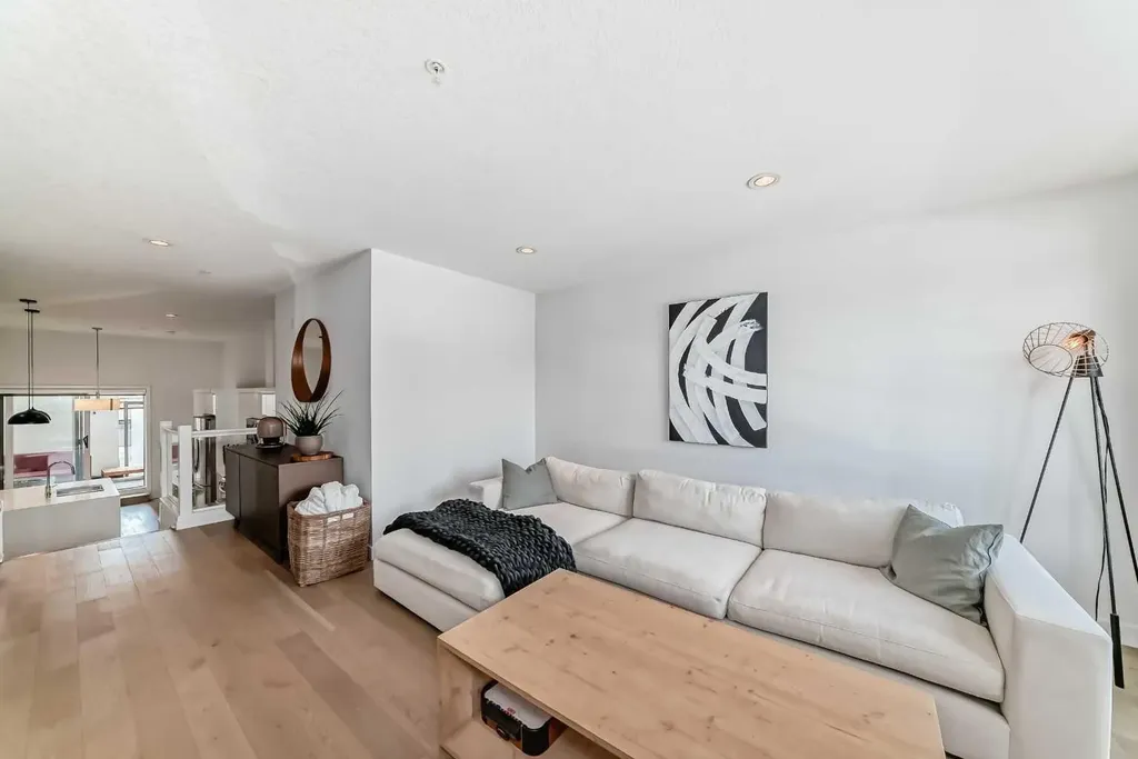 15 Rosscarrock Gate SW Calgary AB T3C 1E6