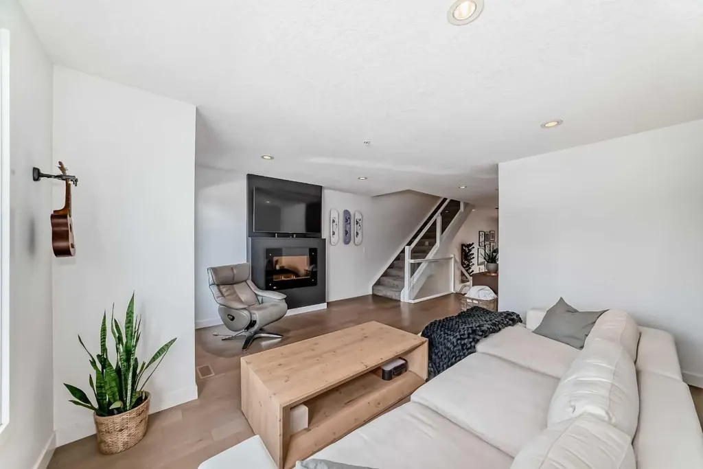15 Rosscarrock Gate SW Calgary AB T3C 1E6