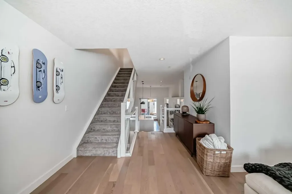 15 Rosscarrock Gate SW Calgary AB T3C 1E6