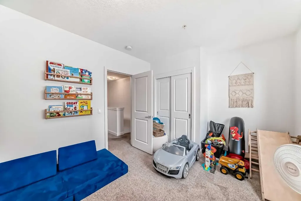 15 Rosscarrock Gate SW Calgary AB T3C 1E6