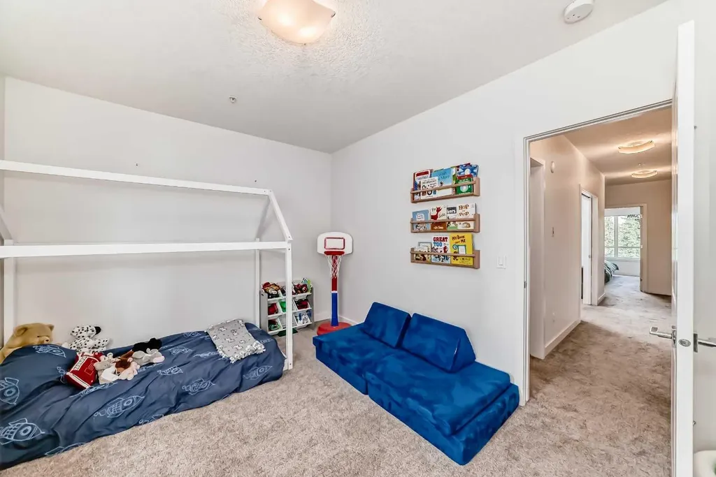 15 Rosscarrock Gate SW Calgary AB T3C 1E6